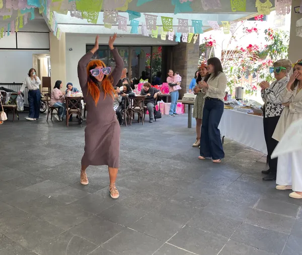 Invitadas disfrutando juegos en baby shower