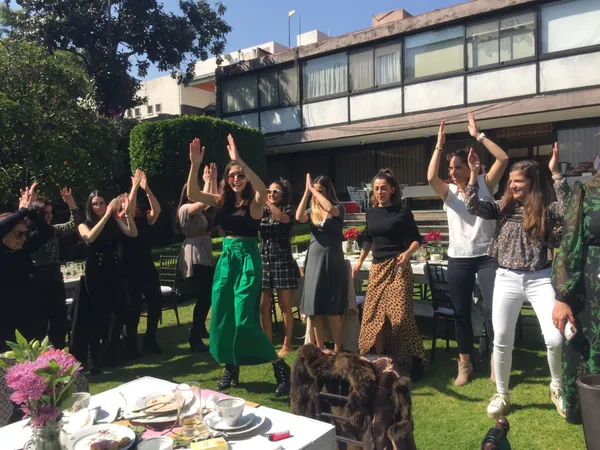 Invitadas felices en baby shower animado CDMX