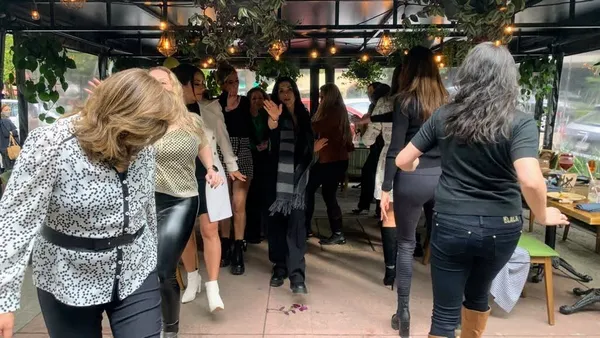 Momento emotivo en baby shower premium CDMX